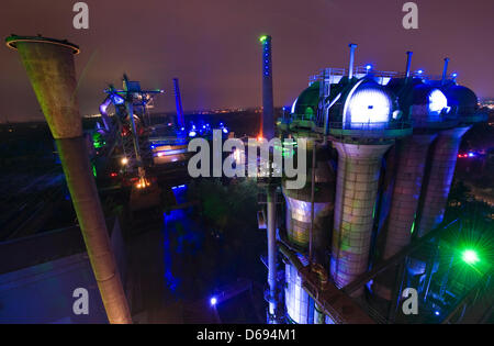 Allumage des feux LED installations de fonderie ancien Meiderich Duiseburg au Landschaftspark Nord à Duisburg, Allemagne, 28 juillet 2012. Depuis décembre 1996, une installation lumineuse de l'artiste anglais Jonathan Park illumine le site de couleurs vives après la tombée de la nuit. Photo : Jonas Guettler Banque D'Images