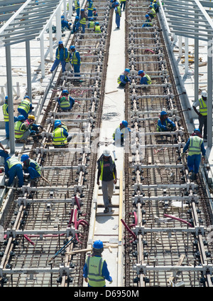 Les travailleurs de la construction pose des rails de chemin de fer pour les nouveaux tramways dans Al Sufouh Dubaï Émirats Arabes Unis Banque D'Images