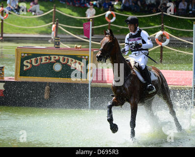 L'Allemagne Dirk Schrade rivalise avec son cheval Roi Artus iduring le cross country de la compétition équestre dans le parc de Greenwich à Londres les Jeux Olympiques de 2012, Londres, Grande-Bretagne, 30 juillet 2012. Photo : Jochen Luebke afp  + + +(c) afp - Bildfunk + + + Banque D'Images