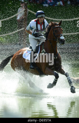 British eventing rider Zara Phillips avec son cheval haut royaume durant l'Eventing Cross Country de la compétition équestre dans le parc de Greenwich à Londres les Jeux Olympiques de 2012, Londres, Grande-Bretagne, 30 juillet 2012. Photo : Jochen Luebke afp  + + +(c) afp - Bildfunk + + + Banque D'Images