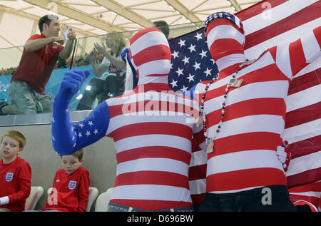 Les partisans de Morph adapté USA cheer sur les stands pendant les chaleurs de l'épreuve de natation dans le centre aquatique à l'Jeux olympiques de 2012 à Londres, Londres, Grande-Bretagne, 31 juillet 2012. Photo : Michael Kappeler afp Banque D'Images