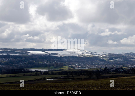 À l'égard du sud de Linlithgow, West Lothian en Écosse avec les collines de Pentland au loin. Banque D'Images