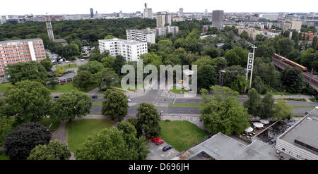 Tours sont illustrés dans le Hansaviertel à Berlin, Allemagne, 31 juillet 2012. La ville de Berlin veut avoir le Hansaviertel ajouté à la Liste du patrimoine mondial de l'UNESCO. Le sud de l'Hansaviertel a été planifié en 1953 et construit construit à partir de 1955 jusqu'en 1960 pour le Salon International de la construction (Interbau) en 1957. Il sert de modèle pour la planification de la ville et de l'architecture moderne pour que Banque D'Images