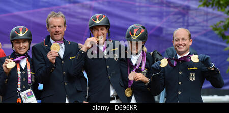 L'Allemagne de l'équipe de concours complet (L-R) , Ingrid Klimke, Peter Thomsen, Dirk Schrade, Sandra Auffarth, Michael Jung, célébrer après avoir remporté la médaille d'or de l'équipe équestre Concours complet pendant les Jeux Olympiques de Londres en 2012 dans le parc de Greenwich, Londres, Grande-Bretagne, 31 juillet 2012. Photo : Jochen Luebke afp  + + +(c) afp - Bildfunk + + + Banque D'Images