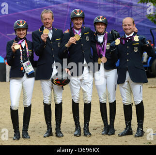 L'Allemagne de l'équipe de concours complet (L-R) , Ingrid Klimke, Peter Thomsen, Dirk Schrade, Sandra Auffarth, Michael Jung, célébrer après avoir remporté la médaille d'or de l'équipe équestre Concours complet pendant les Jeux Olympiques de Londres en 2012 dans le parc de Greenwich, Londres, Grande-Bretagne, 31 juillet 2012. Photo : Jochen Luebke afp  + + +(c) afp - Bildfunk + + + Banque D'Images