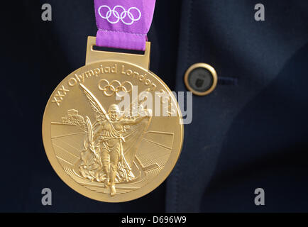 L'Allemagne Peter Thomsen montre sa médaille d'or après avoir remporté le concours complet de l'équipe équestre pendant les Jeux Olympiques de Londres en 2012 dans le parc de Greenwich, Londres, Grande-Bretagne, 31 juillet 2012. Photo : Jochen Luebke afp  + + +(c) afp - Bildfunk + + + Banque D'Images