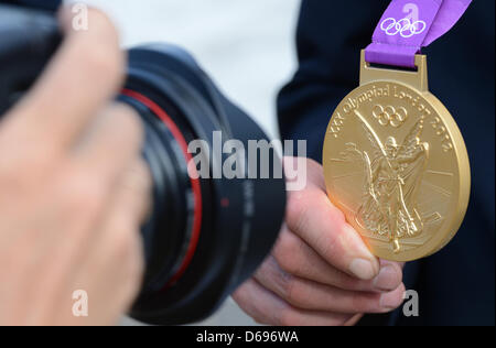 L'Allemagne Peter Thomsen montre sa médaille d'or après avoir remporté le concours complet de l'équipe équestre pendant les Jeux Olympiques de Londres en 2012 dans le parc de Greenwich, Londres, Grande-Bretagne, 31 juillet 2012. Photo : Jochen Luebke afp  + + +(c) afp - Bildfunk + + + Banque D'Images