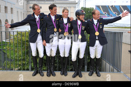 L'Allemagne de l'équipe de concours complet (L-R) , Peter Thomsen, Dirk Schrade, Sandra Auffarth, Ingrid Klimke Michael Jung, célébrer après avoir remporté la médaille d'or de l'équipe équestre Concours complet pendant les Jeux Olympiques de Londres en 2012 dans le parc de Greenwich, Londres, Grande-Bretagne, 31 juillet 2012. Photo : Jochen Luebke afp  + + +(c) afp - Bildfunk + + + Banque D'Images