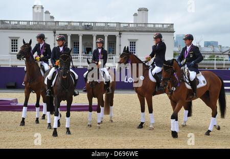 L'Allemagne de l'équipe de concours complet (L-R) Dirk Schrade, Ingrid Klimke,Sandra Auffarth, Peter Thomsen , Michael Jung, célébrer après avoir remporté la médaille d'or de l'équipe équestre Concours complet pendant les Jeux Olympiques de Londres en 2012 dans le parc de Greenwich, Londres, Grande-Bretagne, 31 juillet 2012. Photo : Jochen Luebke afp  + + +(c) afp - Bildfunk + + + Banque D'Images