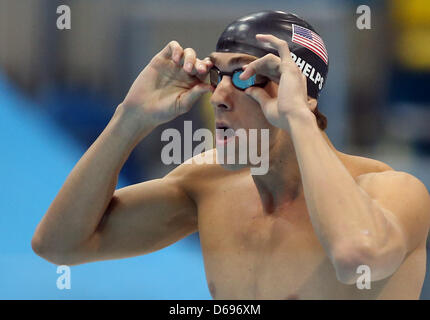 Michael Phelps, de l'United States se prépare pour le 200m papillon finale de l'épreuve de natation dans le centre aquatique à l'Jeux olympiques de 2012 à Londres, Londres, Grande-Bretagne, 31 juillet 2012. Photo : Michael Kappeler dpa  + + +(c) afp - Bildfunk + + + Banque D'Images