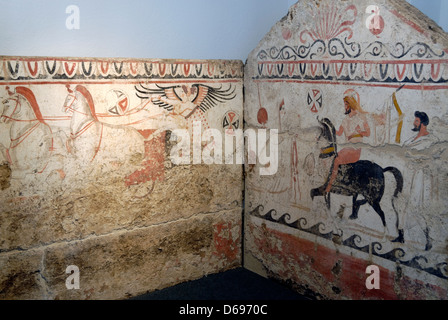 Paestum. La Campanie. L'Italie. Vue de deux des quatre dalles peintes d'un Lucane tombe enceinte datant de 330-320 BC. Banque D'Images