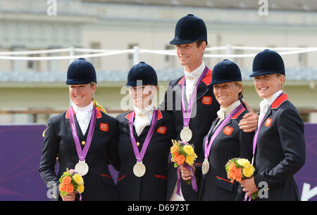 La British eventing team (L-R) , Nicola Wilson, Zara Phillips, William Fox-Pitt, Mary King et Kristina Cook célèbrent sur le podium après avoir remporté la médaille d'argent dans le concours complet de l'équipe équestre pendant les Jeux Olympiques de Londres en 2012 dans le parc de Greenwich, Londres, Grande-Bretagne, 31 juillet 2012. Photo : Jochen Luebke afp Banque D'Images