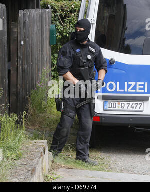 Agents lourdement armés d'une force de police spéciale raid Saxe un club restaurant de la scène bascule dans le Ernst-Heilmann-Street à Chemnitz, Allemagne, 01 août 2012. La police a encore une fois agi contre le criminel scène couvre-culasse avec des raids dans trois États allemands. 11 appartements d'anciens membres de la bande de motards Hells Angels criminel ont été fouillés dans la région de la Saxe, le Brandebourg et Ba Banque D'Images