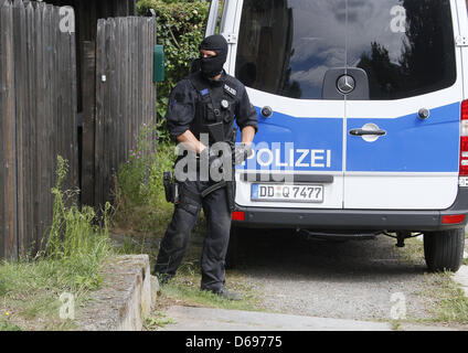 Agents lourdement armés d'une force de police spéciale raid Saxe un club restaurant de la scène bascule dans le Ernst-Heilmann-Street à Chemnitz, Allemagne, 01 août 2012. La police a encore une fois agi contre le criminel scène couvre-culasse avec des raids dans trois États allemands. 11 appartements d'anciens membres de la bande de motards Hells Angels criminel ont été fouillés dans la région de la Saxe, le Brandebourg et Ba Banque D'Images