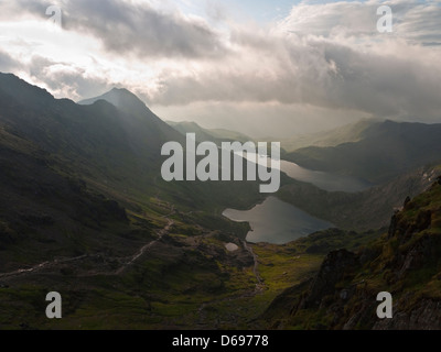 Lever du soleil sur l'ensemble de mcg à Dyli Crib Goch et les lacs de Glaslyn et Llyn Llydaw de Snowdon, Snowdonia, le Nord du Pays de Galles Banque D'Images