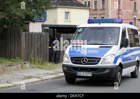 Agents lourdement armés d'une force de police spéciale raid Saxe un club restaurant de la scène bascule dans le Ernst-Heilmann-Street à Chemnitz, Allemagne, 01 août 2012. La police a encore une fois agi contre le criminel scène couvre-culasse avec des raids dans trois États allemands. 11 appartements d'anciens membres de la bande de motards Hells Angels criminel ont été fouillés dans la région de la Saxe, le Brandebourg et Ba Banque D'Images