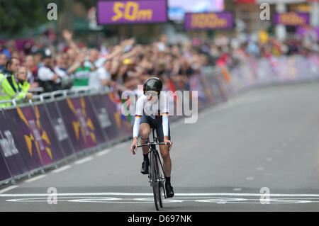 L'Allemagne Judith Arndt après le passage de la ligne d'arrivée dans l'épreuve individuelle féminine de cyclisme sur route au cours de l'événement les Jeux Olympiques de Londres en 2012 à Londres, Grande-Bretagne, 01 août 2012. Photo : Christian Charisius dpa  + + +(c) afp - Bildfunk + + + Banque D'Images