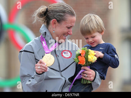 Médaillé d'or Kristin Armstrong de l'USA célèbre sur le podium avec son fils Lucas après avoir remporté l'épreuve individuelle féminine de cyclisme sur route au cours de l'événement les Jeux Olympiques de Londres en 2012 à Londres, Grande-Bretagne, 01 août 2012. Photo : Christian Charisius dpa  + + +(c) afp - Bildfunk + + + Banque D'Images