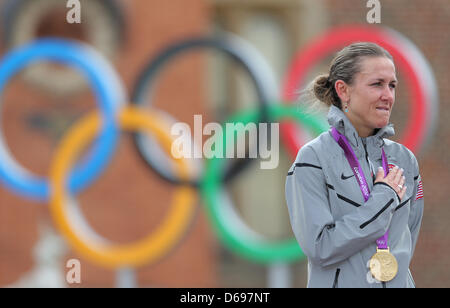 Médaillé d'or Kristin Armstrong de l'USA célèbre sur le podium après avoir remporté l'épreuve individuelle féminine de cyclisme sur route au cours de l'événement les Jeux Olympiques de Londres en 2012 à Londres, Grande-Bretagne, 01 août 2012. Photo : Christian Charisius dpa  + + +(c) afp - Bildfunk + + + Banque D'Images