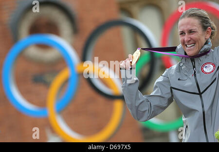 Médaillé d'or Kristin Armstrong de l'USA célèbre sur le podium après l'épreuve individuelle féminine de cyclisme sur route au cours de l'événement les Jeux Olympiques de Londres en 2012 à Londres, Grande-Bretagne, 01 août 2012. Photo : Christian Charisius dpa Banque D'Images