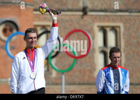 L'Allemagne se dresse sur l'Toni Martin podium après avoir reçu la médaille d'argent à côté de la Grande-Bretagne Bradley Wiggins (r) au cours de la cérémonie de remise des médailles pour l'Épreuve individuelle masculine de cyclisme sur route au cours de l'événement les Jeux Olympiques de Londres en 2012 à Londres, Grande-Bretagne, 01 août 2012. Photo : Christian Charisius dpa  + + +(c) afp - Bildfunk + + + Banque D'Images