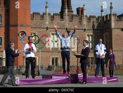 Le médaillé d'or Bradley Wiggins (C), médaillé d'argent, l'Allemagne, Tony Martin (L) et la médaille de bronze de la Grande-Bretagne, Christopher Froome (R), poser sur le podium après l'épreuve individuelle du cyclisme sur route au cours de l'événement les Jeux Olympiques de Londres en 2012 à Londres, Grande-Bretagne, 01 août 2012. Photo : Christian Charisius dpa Banque D'Images