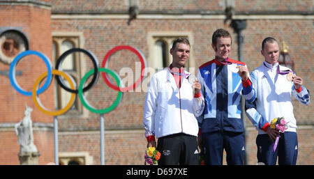 Le médaillé d'or Bradley Wiggins (C), médaillé d'argent, l'Allemagne, Tony Martin (L) et la médaille de bronze de la Grande-Bretagne, Christopher Froome (R), poser sur le podium après l'épreuve individuelle du cyclisme sur route au cours de l'événement les Jeux Olympiques de Londres en 2012 à Londres, Grande-Bretagne, 01 août 2012. Photo : Christian Charisius dpa  + + +(c) afp - Bildfunk + + + Banque D'Images