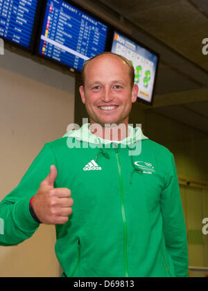 Deux fois champion olympique de concours complet Michael Jung met son pouce vers le haut comme il arrive à l'aéroport de Stuttgart, Allemagne, 01 août 2012. Jung a remporté l'or en concours complet individuel et dans le cadre de l'équipe de Concours Complet allemand. Photo : MARIJAN MURAT Banque D'Images