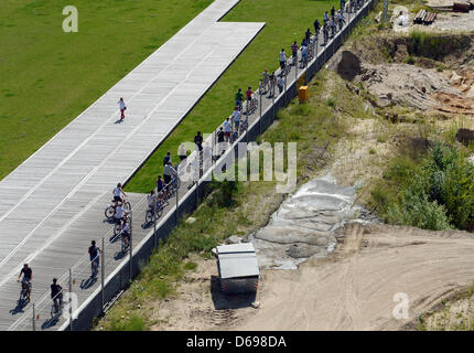 Les touristes prendre une visite guidée en vélo et passer la construciton du Palace de la ville de Berlin, Allemagne, 01 août 2012. Photo : Britta Pedersen Banque D'Images