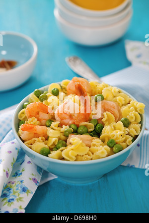 Salade de crevettes avec des spaghetti Banque D'Images