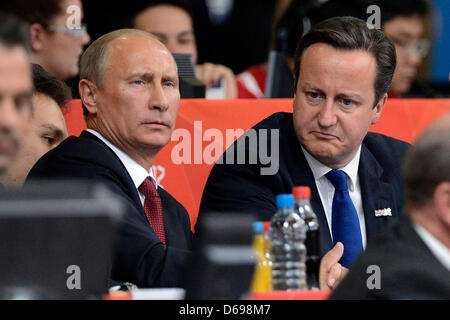Le président russe Vladimir Poutine (G) et le président britannique, David Cameron, assister aux Jeux Olympiques de Londres 2012 compettion Judo à Londres, Grande-Bretagne, 02 août 2012. Photo : Marius Becker dpa  + + +(c) afp - Bildfunk + + + Banque D'Images