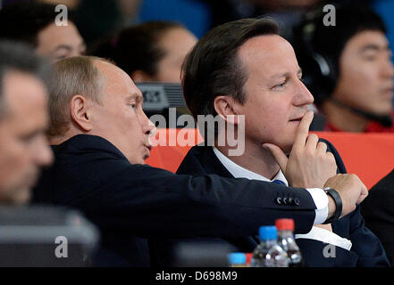 Le président russe Vladimir Poutine (G) et le président britannique, David Cameron, assister aux Jeux Olympiques de Londres 2012 compettion Judo à Londres, Grande-Bretagne, 02 août 2012. Photo : Marius Becker dpa  + + +(c) afp - Bildfunk + + + Banque D'Images