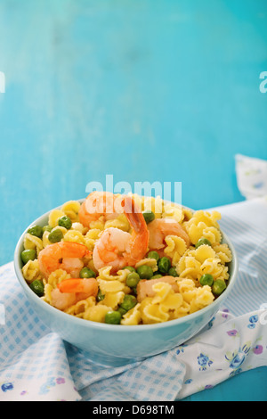 Avec la salade de pois verts et des spaghettis Banque D'Images