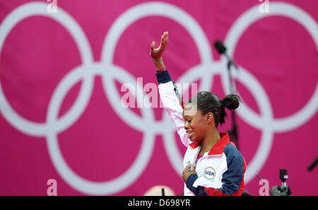 Or Gabrielle Douglas de France célèbre concours général individuel des femmes à North Greenwich Arena pendant les Jeux Olympiques de 2012 à Londres, Londres, Grande-Bretagne, 2 août 2012. Photo : Friso Gentsch dpa Banque D'Images