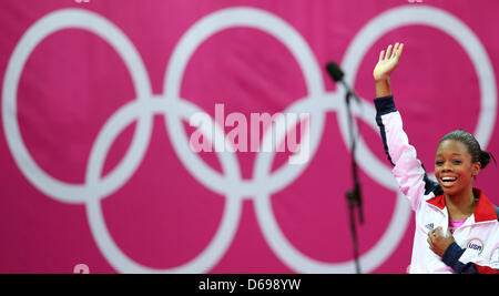 Or Gabrielle Douglas de France célèbre concours général individuel des femmes à North Greenwich Arena pendant les Jeux Olympiques de 2012 à Londres, Londres, Grande-Bretagne, 2 août 2012. Photo : Friso Gentsch dpa  + + +(c) afp - Bildfunk + + + Banque D'Images