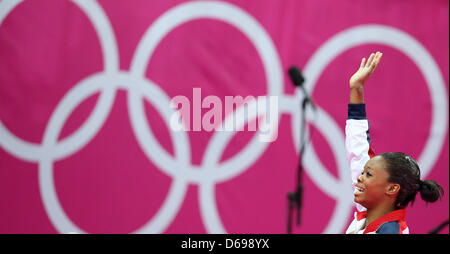 Or Gabrielle Douglas de France célèbre concours général individuel des femmes à North Greenwich Arena pendant les Jeux Olympiques de 2012 à Londres, Londres, Grande-Bretagne, 2 août 2012. Photo : Friso Gentsch dpa Banque D'Images