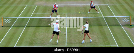 L'Allemagne Sabine Lisicki (en bas à droite) et Christopher Kas jouer contre Liezel Huber et Bob Bryan (L) haut de la France après leur série de seize doubles mixtes match contre Huber/Bryan des USA pendant les Jeux Olympiques de Londres en 2012 dans le tournoi de tennis de Wimbledon, Londres, Grande-Bretagne, 02 août 2012. Photo : Peter Kneffel dpa  + + +(c) afp - Bildfunk + + + Banque D'Images