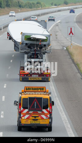 Avec une longueur de 75 mètres la plus longue lame de rotor est transporté à Osterild de Esbjerg, Danemark, 01 août 2012. La pale de rotor sera installée sur le prototype de la turbine éolienne offshore Siemens dans Osterild. Photo : Angelika Warmuth Banque D'Images