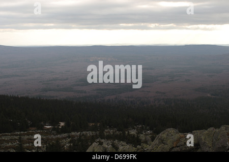 Cette photo capture le plateau de Nurgush en automne, mettant en valeur la beauté sauvage des montagnes de l'Oural en Russie. Prise avec un objectif Nikkor 35mm f/1,4, l'image met en valeur le paysage et les couleurs saisonnières. Disponible pour une utilisation gratuite dans le domaine public. Banque D'Images