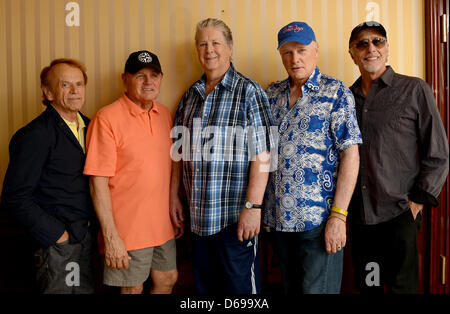 Musiciens Alan Jardine (L-R), Bruce Johnston, Brian Wilson, Mike Love et David Lee marques du groupe américain "The Beach Boys" posent pour une photo à Berlin, Allemagne, 02 août 2012. Le groupe a présenté son nouvel album 'c'est pourquoi Dieu a fait la radio' dans la capitale allemande. Photo : Britta Pedersen Banque D'Images