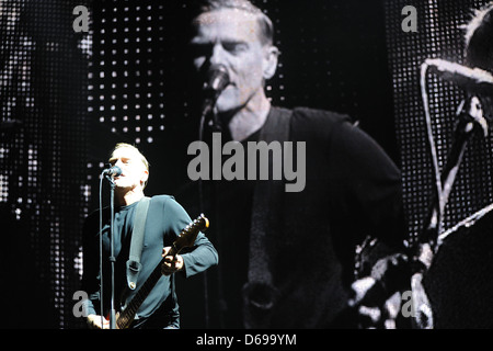 Bryan Adams, il se produit au cours de la les voisins' 20e anniversaire Tour Birmingham, Angleterre - 04.12.11 Banque D'Images