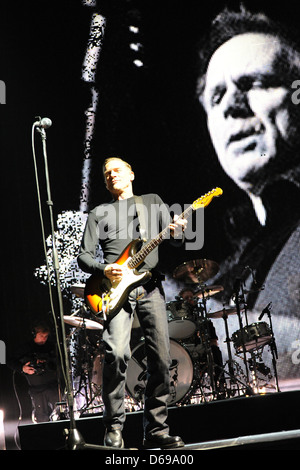 Bryan Adams, il se produit au cours de la les voisins' 20e anniversaire Tour Birmingham, Angleterre - 04.12.11 Banque D'Images