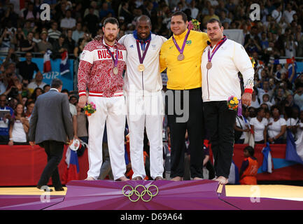 Médaille d'argent Alexander Mikhaylin (L-R) de la Russie, médaille d'Teddy Riner de France, médaille de bronze gagnants Rafael Silva du Brésil et Andreas Toelzer d'Allemagne célébrer au cours de la cérémonie de remise des médailles après la Men's  +100kg judo dans ExCeL Arena au les Jeux Olympiques de 2012 à Londres, Londres, Grande-Bretagne, 3 août 2012. Photo : Friso Gentsch dpa  + + +(c) afp - Bildfunk + Banque D'Images