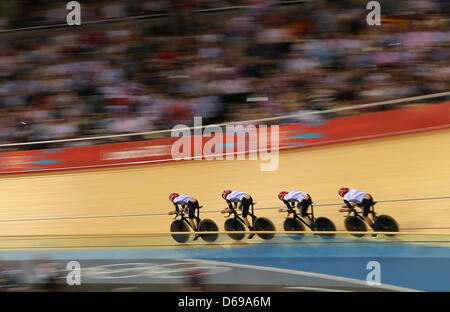 La société britannique Edward Clancy, Geraint Thomas, Peter Kennaugh et Steven Burke en concurrence au cours de la poursuite par équipes hommes cyclisme sur piste à l'événement le Veldorome pendant les Jeux Olympiques de 2012 à Londres, Londres, Grande-Bretagne, 03 août 2012. Photo : Christian Charisius dpa  + + +(c) afp - Bildfunk + + + Banque D'Images