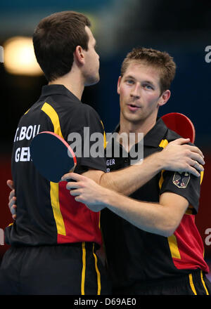 L'allemand Timo Boll joueur de ping-pong (L-R) et Bastian Steger célébrer dans le match contre Gerell et Lundqvist de la Suède au cours de l'équipe masculine première série de l'événement de tennis de table dans ExCeL Arena au les Jeux Olympiques de 2012 à Londres, Londres, Grande-Bretagne, 3 août 2012. Photo : Friso Gentsch dpa  + + +(c) afp - Bildfunk + + + Banque D'Images