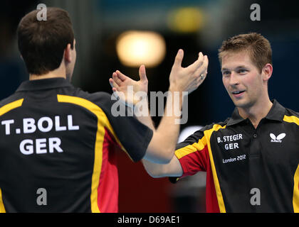 L'allemand Timo Boll joueur de ping-pong (L-R) et Bastian Steger célébrer dans le match contre Gerell et Lundqvist de la Suède au cours de l'équipe masculine première série de l'événement de tennis de table dans ExCeL Arena au les Jeux Olympiques de 2012 à Londres, Londres, Grande-Bretagne, 3 août 2012. Photo : Friso Gentsch dpa  + + +(c) afp - Bildfunk + + + Banque D'Images