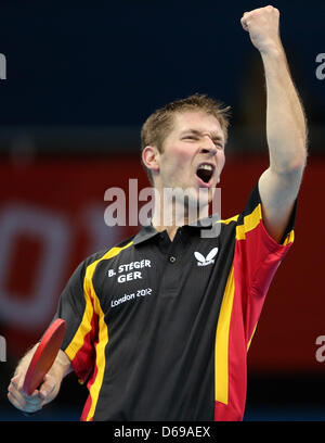 Bastian Steger d'Allemagne célèbre après avoir gagné contre Jorgen Persson de la Suède au cours de l'équipe masculine première série dans ExCeL Arena au les Jeux Olympiques de 2012 à Londres, Londres, Grande-Bretagne, 3 août 2012. Photo : Friso Gentsch dpa. Photo : Friso Gentsch dpa  + + +(c) afp - Bildfunk + + + Banque D'Images