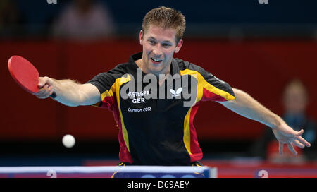 Bastian Steger de l'Allemagne en action contre Persson de la Suède au cours de l'équipe masculine première série de l'événement de tennis de table dans ExCeL Arena au les Jeux Olympiques de 2012 à Londres, Londres, Grande-Bretagne, 3 août 2012. Photo : Friso Gentsch dpa  + + +(c) afp - Bildfunk + + + Banque D'Images