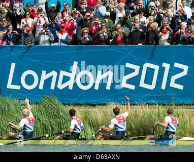 Alex Gregory, Pete Reed, Tom James, Andrew Triggs Hodge de Grande-bretagne célèbrent avec leurs médailles d'or après avoir remporté les quatre de l'épreuve d'aviron à Eton Dorney au Jeux Olympiques de 2012 à Londres, Londres, Grande-Bretagne, 04 août 2012. Photo : Peter Kneffel dpa  + + +(c) afp - Bildfunk + + + Banque D'Images