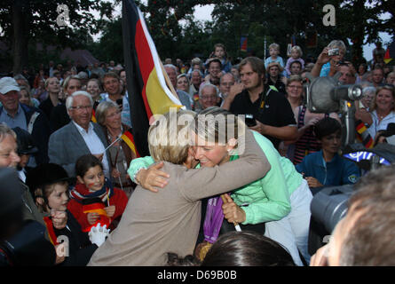 Champion Olympique de concours complet de l'équipe Sandra Auffarth (avant-R) est embrassé par sa mère pendant son Auffarth Baerbel Bienvenue chez sa famille dans l'école d'Ganderkesee, Allemagne, 03 août 2012. Fans, amis et famille a donné les 25 ans un accueil chaleureux. Auffarth sur son cheval Opgun Louvo avait remporté une médaille d'or en concours complet de l'équipe et une médaille de bronze en concours complet individuel à l'Olympi Londres Banque D'Images